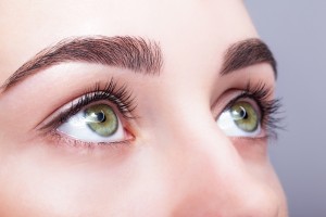 ニキビ　眉間　眉毛の間　原因　対策　皮脂　洗顔　スキンケア