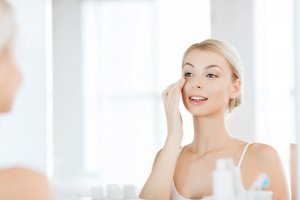 肌 ハリ 対策　美容液　化粧水　成分　20代　男　回復　取り戻す原因
