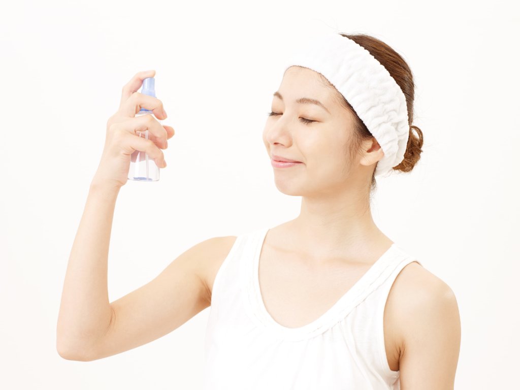 夏こそ美容液ミスト！外出先でも手軽に保湿ケア