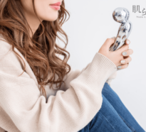 美顔ローラーを持っている女性